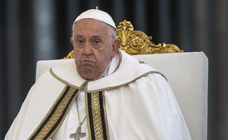 Le pape François se repose après une nuit calme, son état continue de s'améliorer