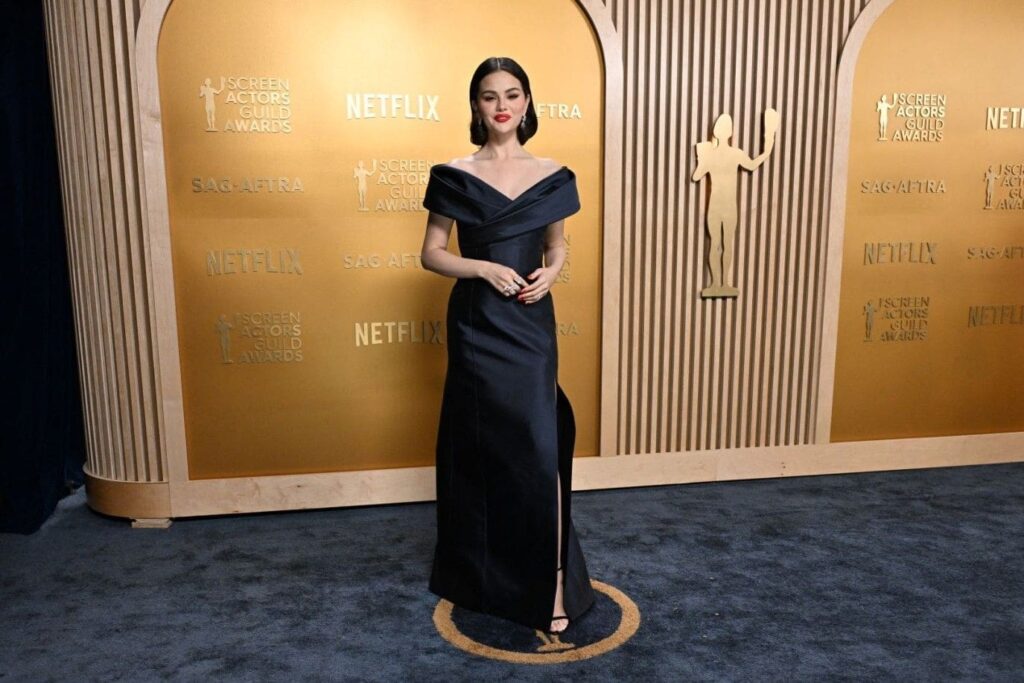 Dans une robe moulante – Selena Gomez brille et affiche sa silhouette élancée