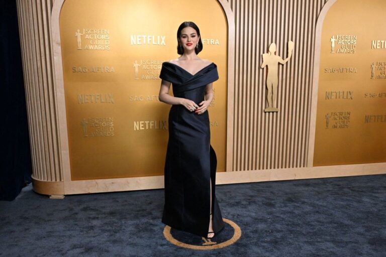 Dans une robe moulante: Selena Gomez brille et affiche sa silhouette élancée