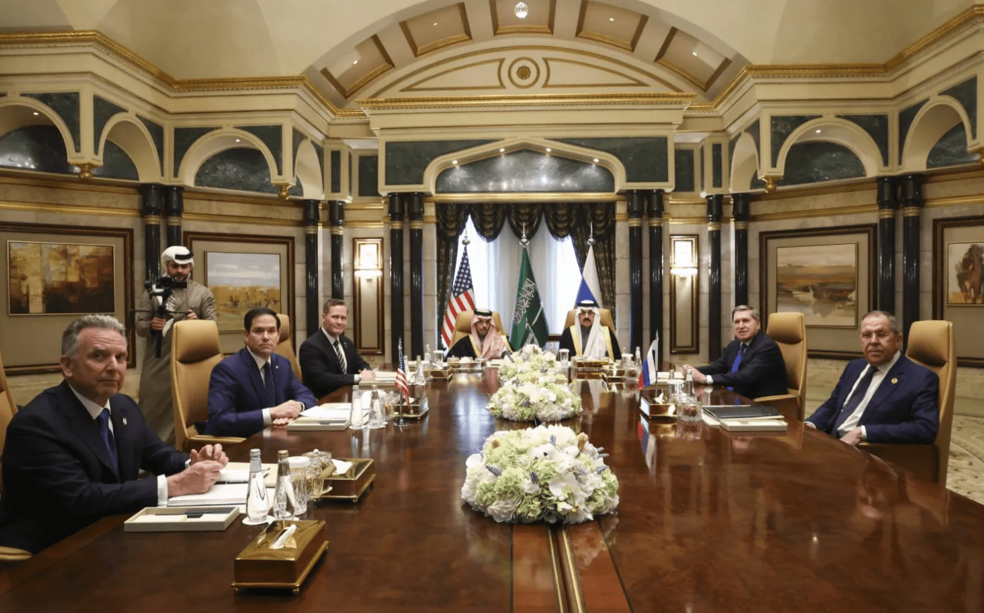 Début des pourparlers américano-russes au palais d'Al-Diriyah à Riyad
