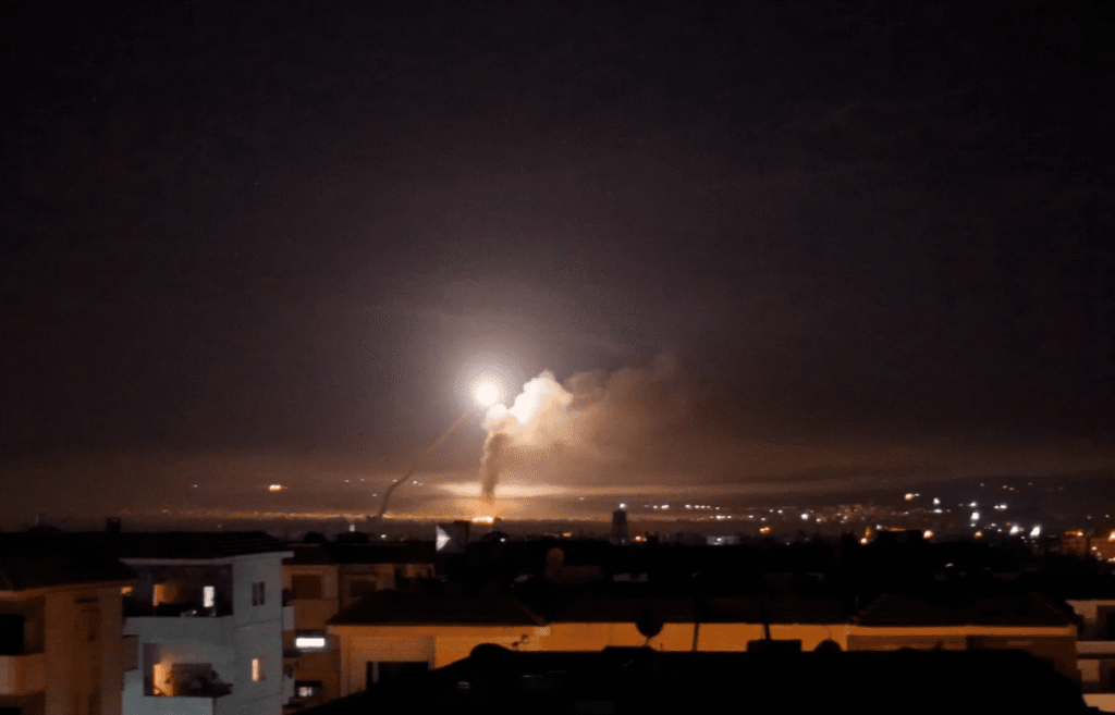 Des avions de combat israéliens bombardent deux sites au sud de Damas
