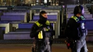 Attaque au couteau au Mémorial de l’Holocauste à Berlin : un homme grièvement blessé, le suspect en fuite