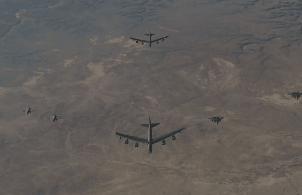 Deux bombardiers B-52 américains mènent une mission au MoyenOrient
