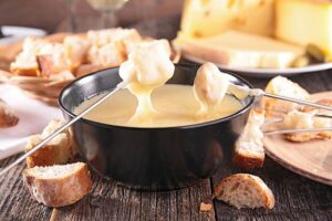 Le Jura veut battre les Suisses avec la plus grande fondue au fromage du monde