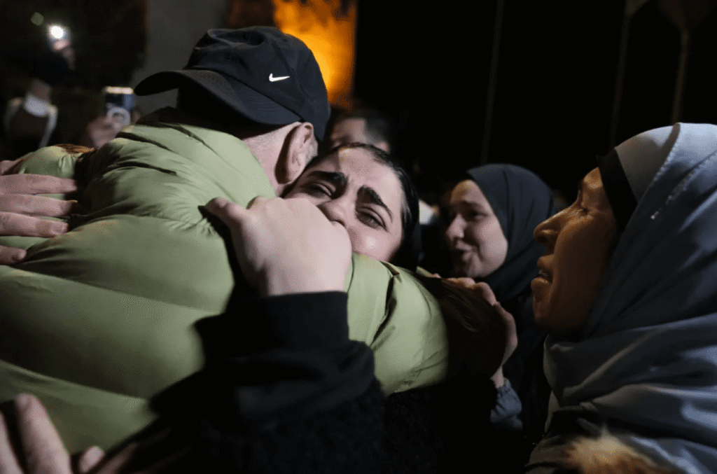 Hamas remet les corps de 4 otages, Israël libère des prisonniers palestiniens