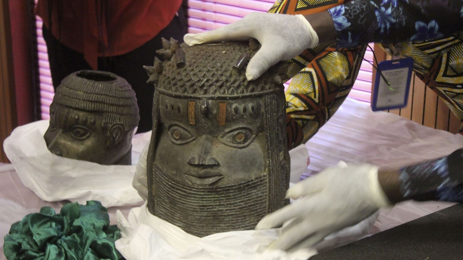 Les Pays-Bas restituent plus de 100 bronzes du Bénin au Nigeria