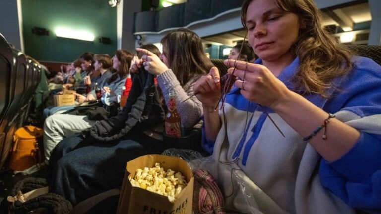 Le “tricot-ciné”, une nouvelle tendance qui séduit les spectateurs