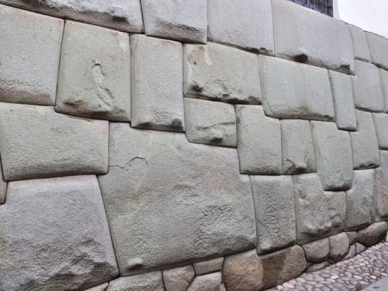 Au Pérou, un homme ivre saccage la célèbre “Pierre aux 12 angles” à Cusco