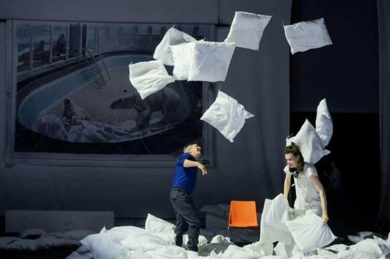 « Dolorosa » au Théâtre du Rond-Point : une relecture moderne et incisive des Trois Sœurs de Tchekhov