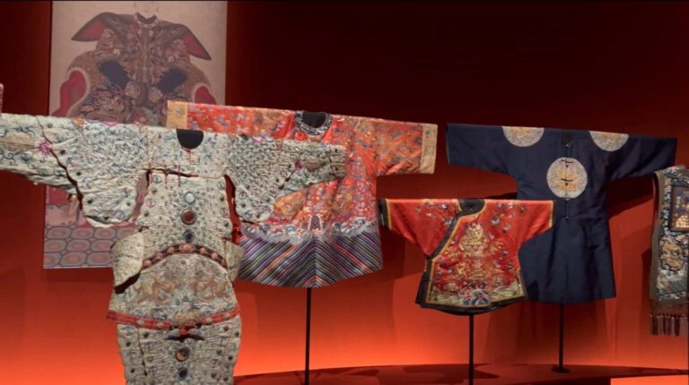 “Au fil de l’or” : quand l’éclat du métal précieux illumine les traditions textiles