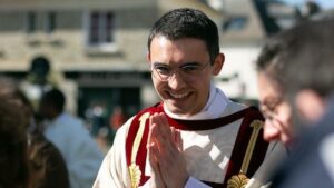 De la médecine à la prêtrise : le parcours singulier de Matthieu Laumonier