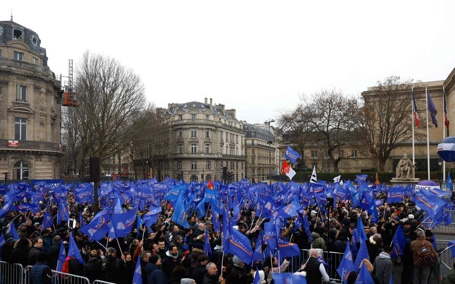 Les policiers en colère manifestent devant l’Assemblée pour réclamer plus de moyens