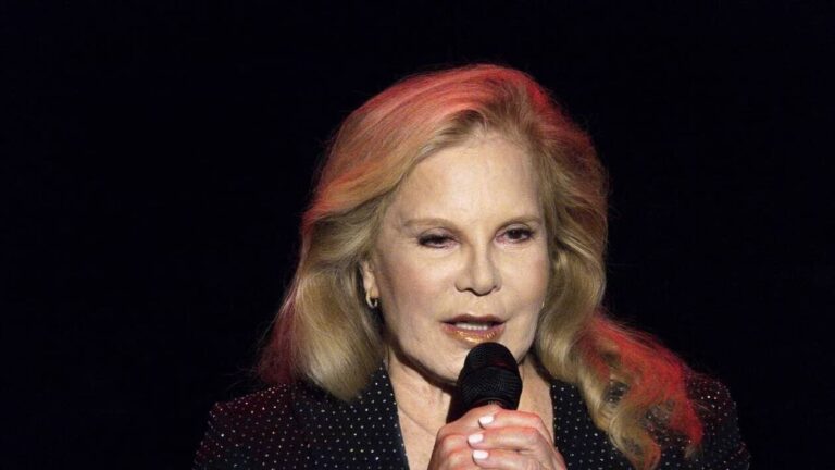 Sylvie Vartan honorée aux 40e Victoires de la Musique