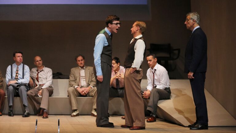 “12 Hommes en colère” : une pièce intemporelle de retour au Théâtre Hébertot