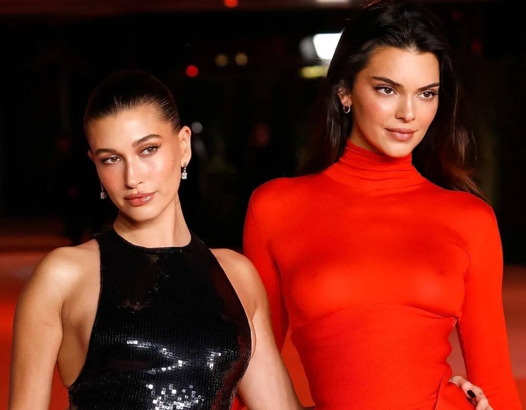 Kendall Jenner et Hailey Bieber brillent avec des tenues hivernales dans deux styles différents