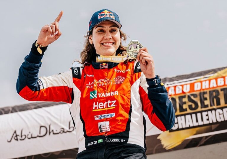 Rallye d&rsquo;Abu Dhabi: la Saoudienne Dania Akeel entre dans l&rsquo;histoire par la grande porte