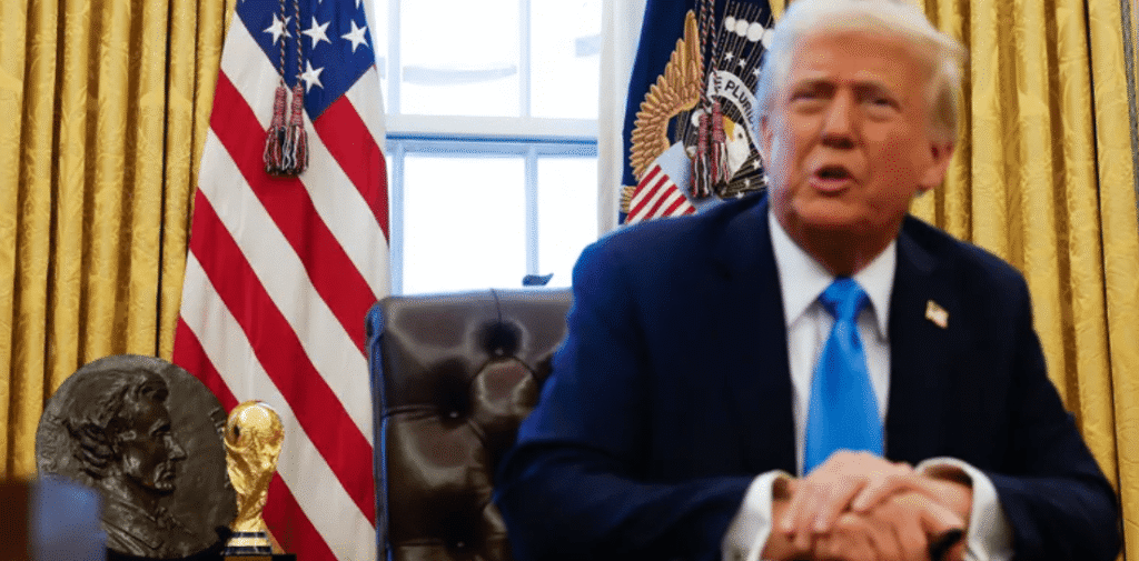 La Coupe du Monde derrière Trump dans le bureau ovale