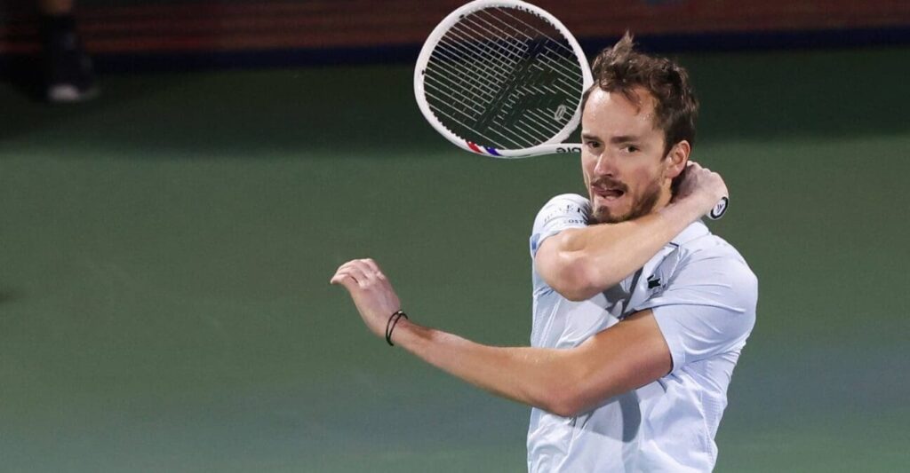Le Russe Medvedev atteint les quarts de finale du tournoi de Dubaï