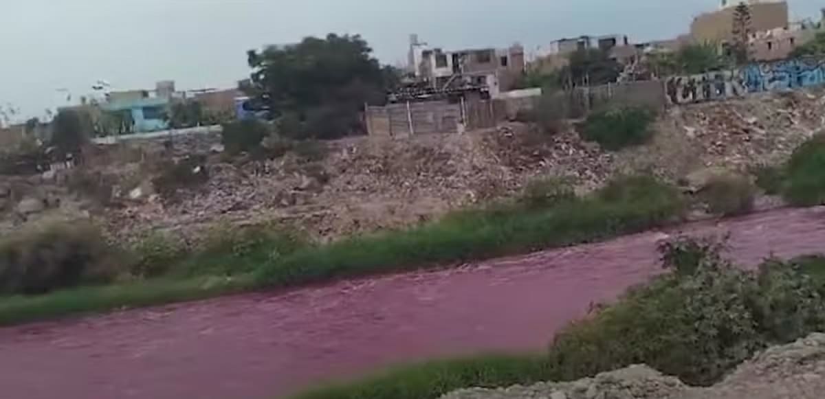 Un fleuve prend une couleur rouge