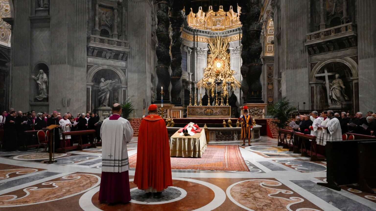 Le-corps-du-pape-emerite-Benoit-XVI-est-expose-aux-fideles-a-la-basilique-Saint-Pierre-de-Rome-1549454