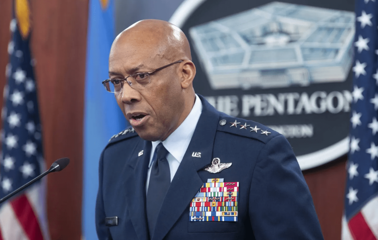 Trump renvoie le président des chefs d'état-major interarmées... et nomme un général à la retraite pour le remplacer.