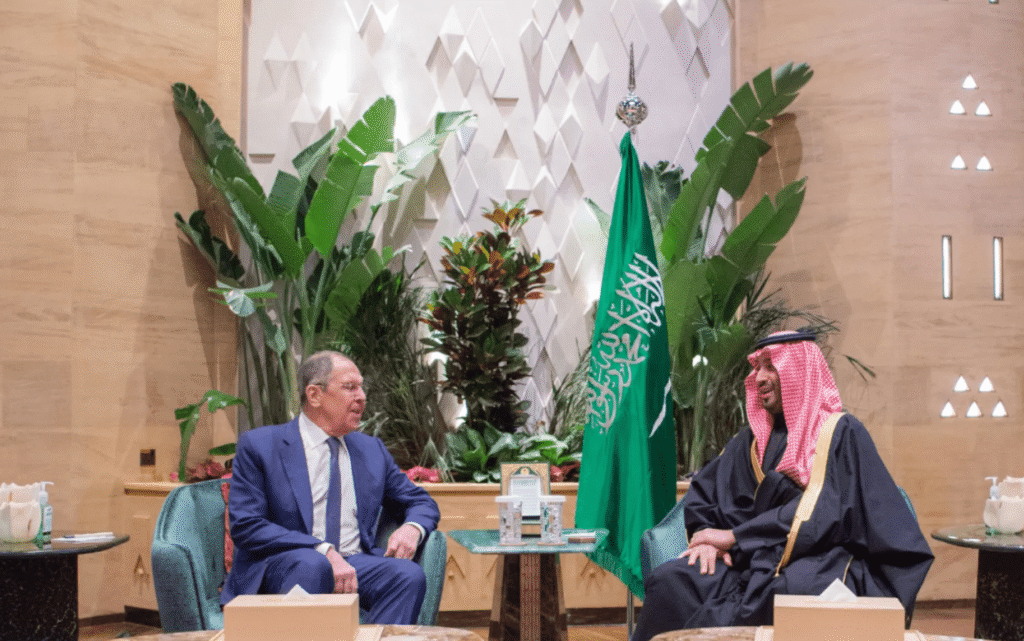 Le prince héritier saoudien, Mohammed ben Salmaneet le ministre russe des Affaires étrangèresSergueï Lavrov