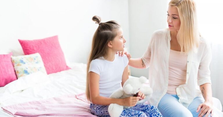 Les premières menstruations chez l'adolescente : quel rôle pour la mère ?