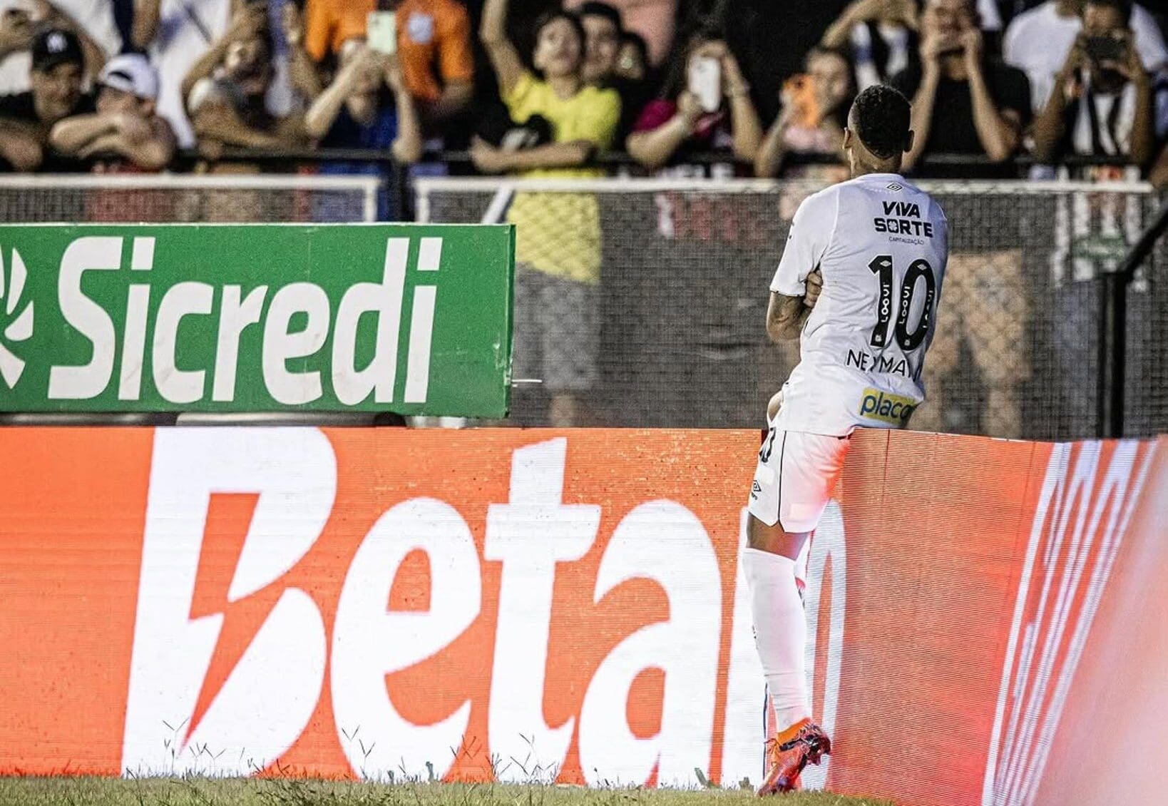 Conspué, Neymar répond par un fantastique corner rentrant !