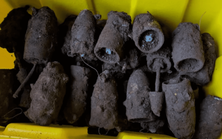 Plus de 170 bombes découvertes sous une aire de jeux pour enfants en Grande-Bretagne