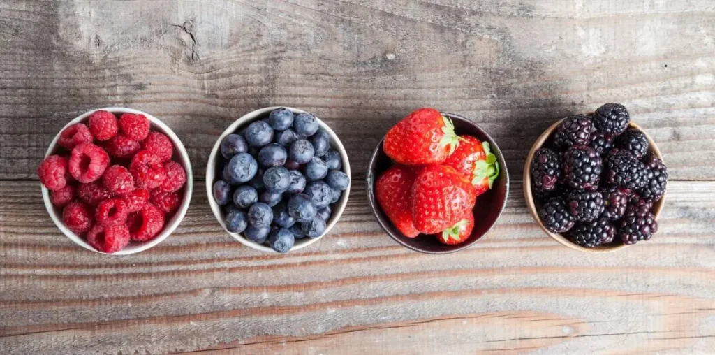 Raisins, Fraises et Chocolat – De Nouveaux Bienfaits pour la Santé grâce aux Aliments Riches en Polyphénols