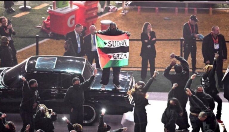 Des drapeaux palestiniens et soudanais en plein show à la mi-temps du Super Bowl