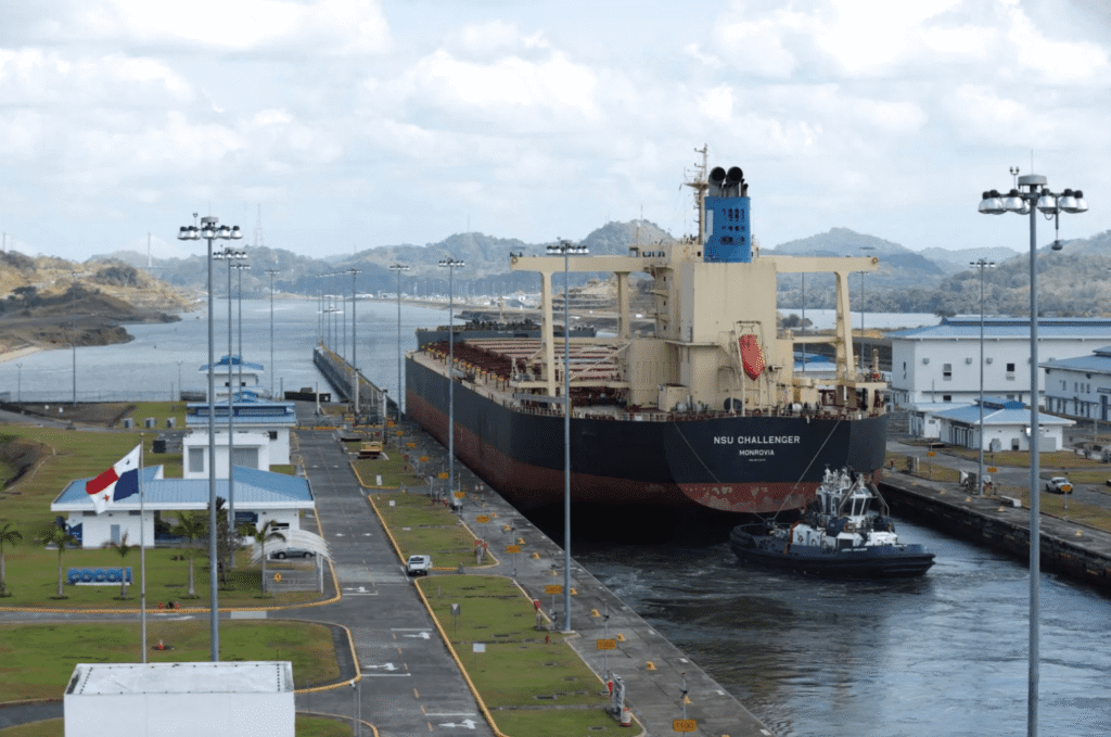 Un cargo traverse le canal de Panama le 19 avril 2023 Reuters
