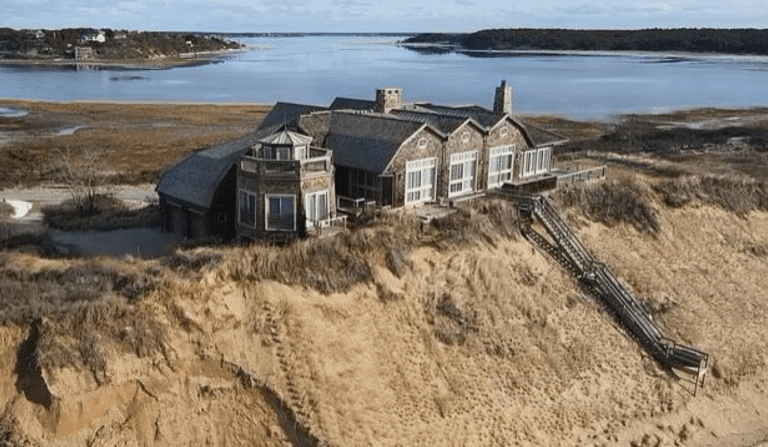 Une maison de luxe sur le point de s'effondrer dans la mer…