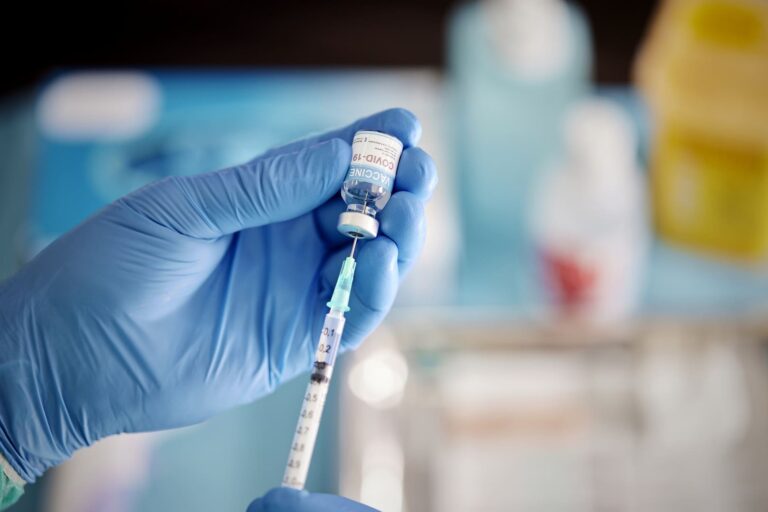 Une nouvelle affection potentiellement liée aux vaccins contre le COVID suscite des inquiétudes