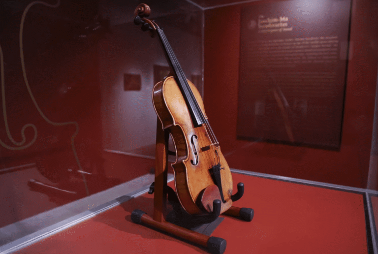 Un violon exceptionnel vendu pour 11,3 millions de dollars devient le 3e instrument le plus cher aux enchères