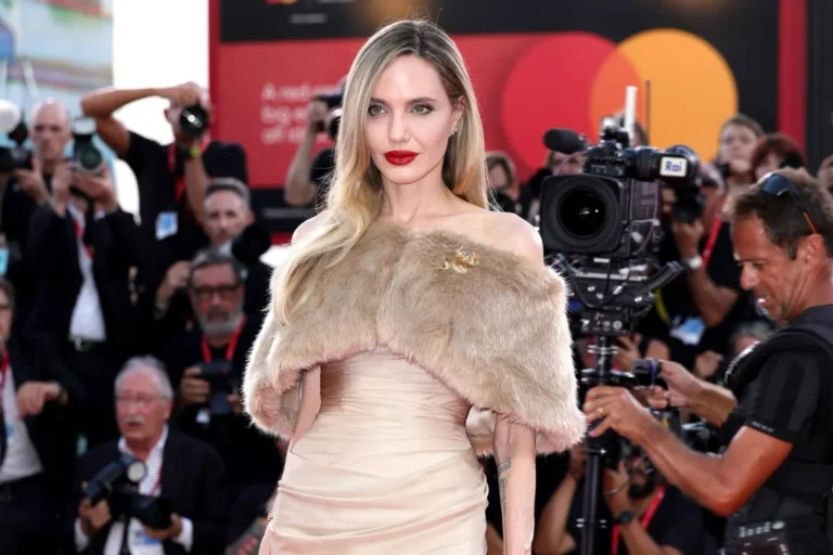 Avec une allure audacieuse sur le tapis rouge… Angelina Jolie défie Brad Pitt