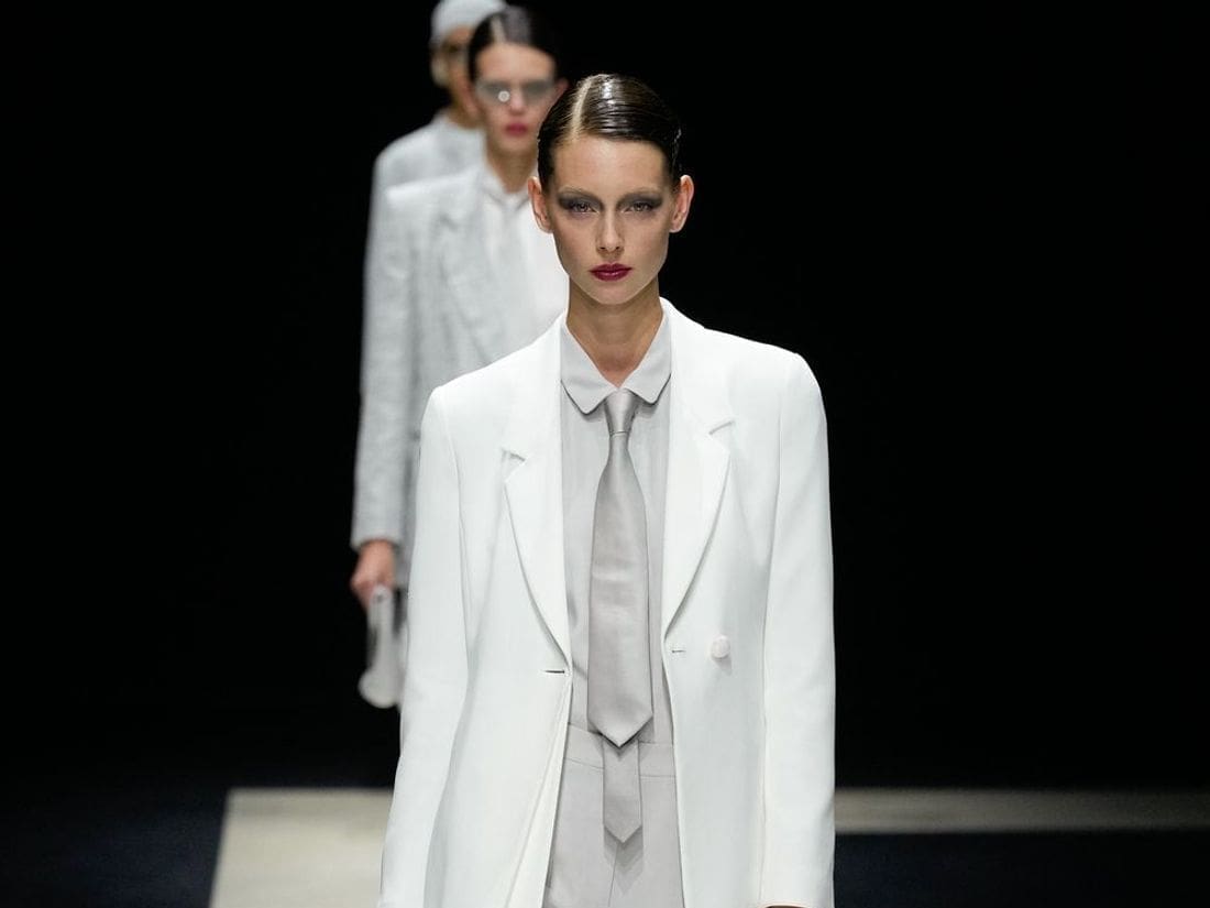 Armani réinvente l'élégance: une alliance d'audace et de sophistication