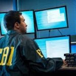 Le hacker le plus traqué au monde fait une offre au nouveau patron du FBI 