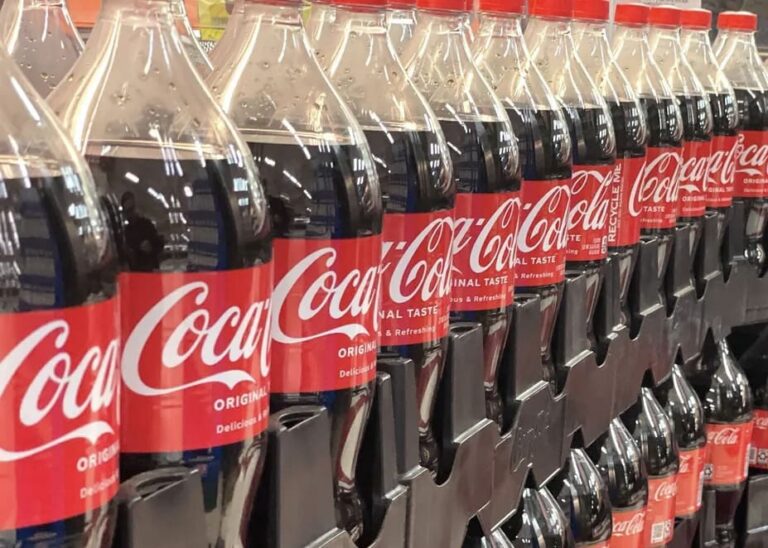 Droits de douane imposés par Trump: Coca-Cola pourrait augmenter l’utilisation de plastique, annonce son PDG