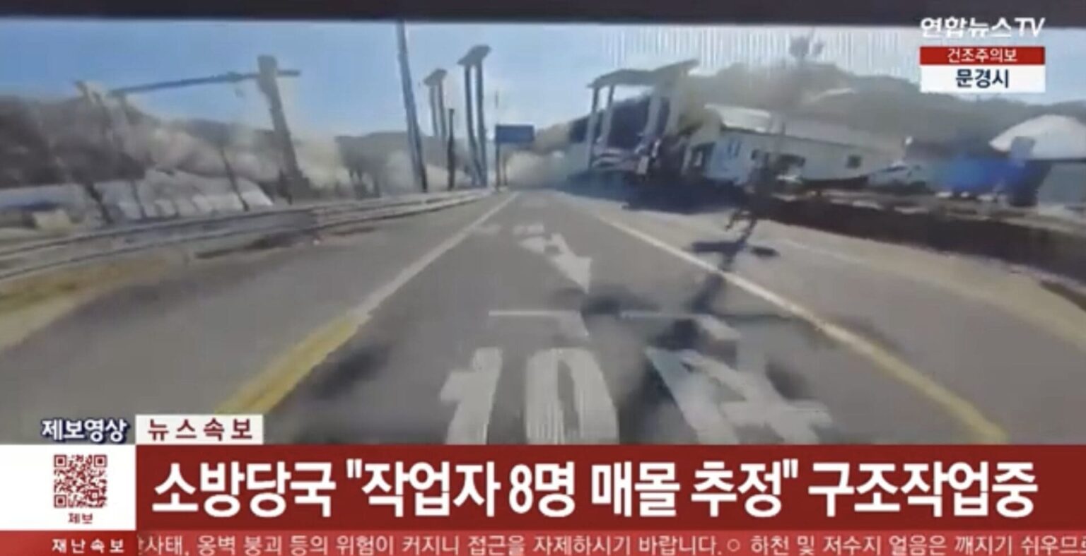 A bridge under construction collapses in South Korea. At least two dead. Watch the video of the disaster