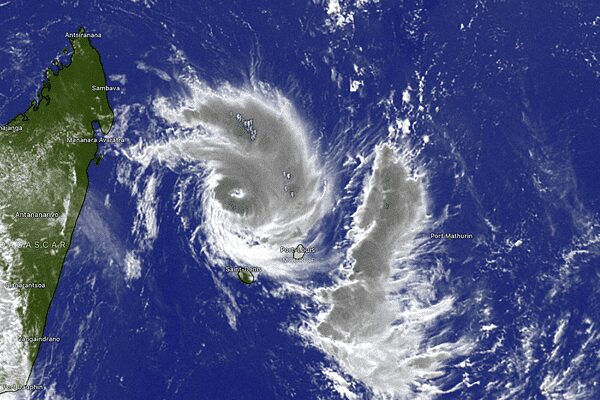 Cyclone Garance: La Réunion en alerte violette. Des rafales de 200km/h attendues