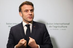 Fermeture de C8 et NRJ12 : Emmanuel Macron assure que ce n’est « pas une décision politique »