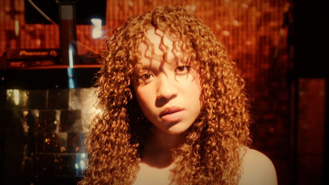 Yoa, étoile montante de la pop française, dévoile La Favorite