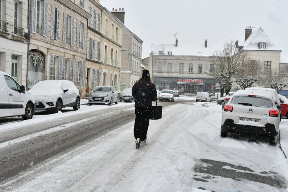 Le retour de la neige et du froid perturbe plusieurs régions