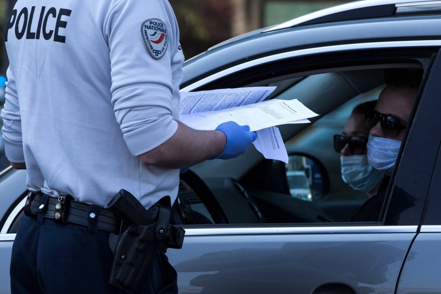 un-controle-de-police-pendant-le-confinement-pres-de-paris-le-10-avril-photo-joel-saget-afp-1586892312
