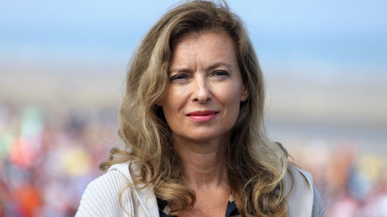 Valérie Trierweiler retrouve l’amour à 59 ans : une nouvelle page sentimentale s’ouvre