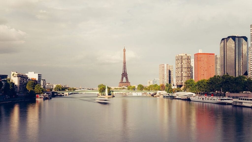 Eiffel,Tower.,Paris.,France.,Famous,Historical,Landmark,On,The,Quay