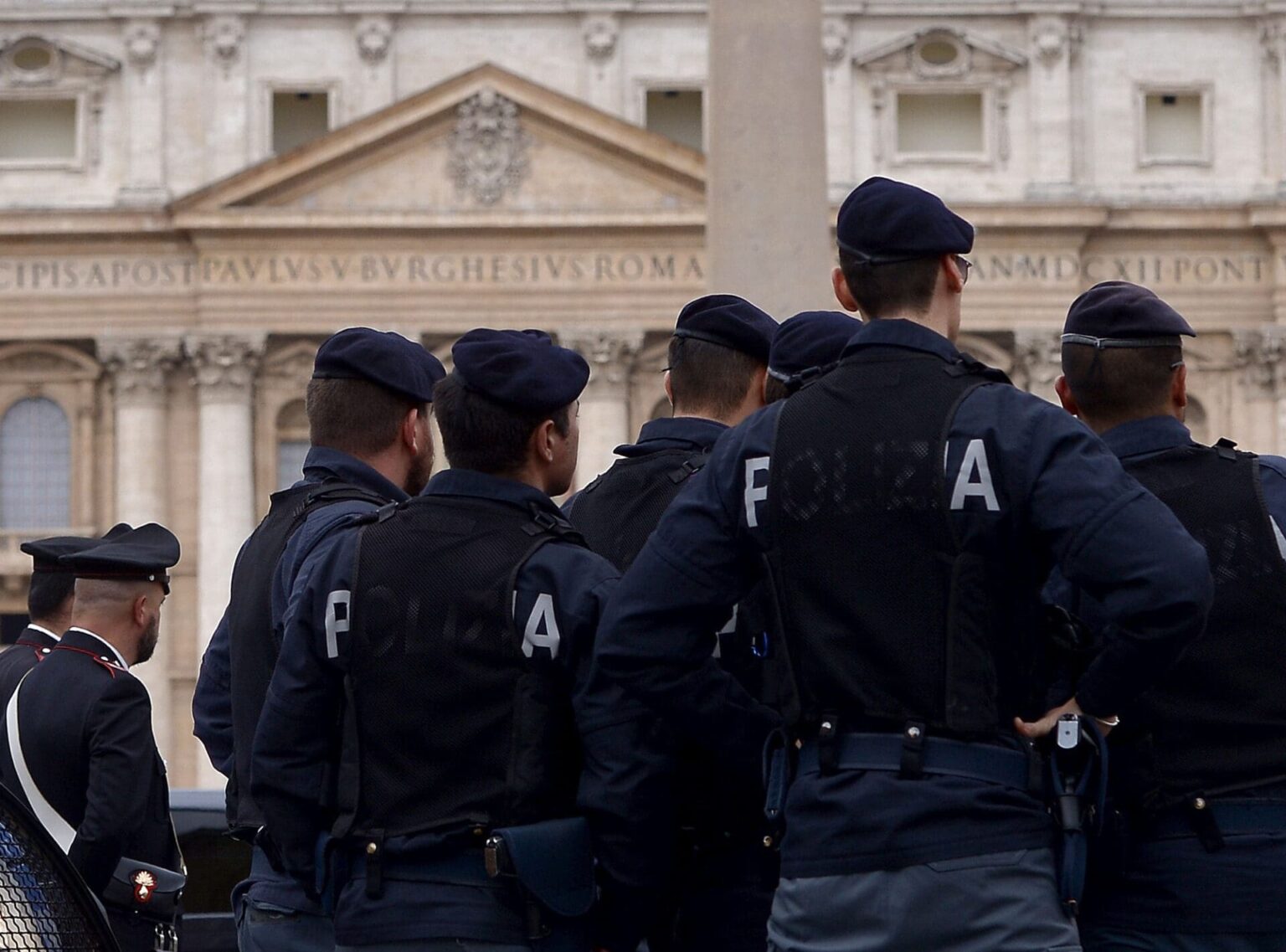 1113063-la-police-italienne-devant-le-vatican-le-27-mars-2015