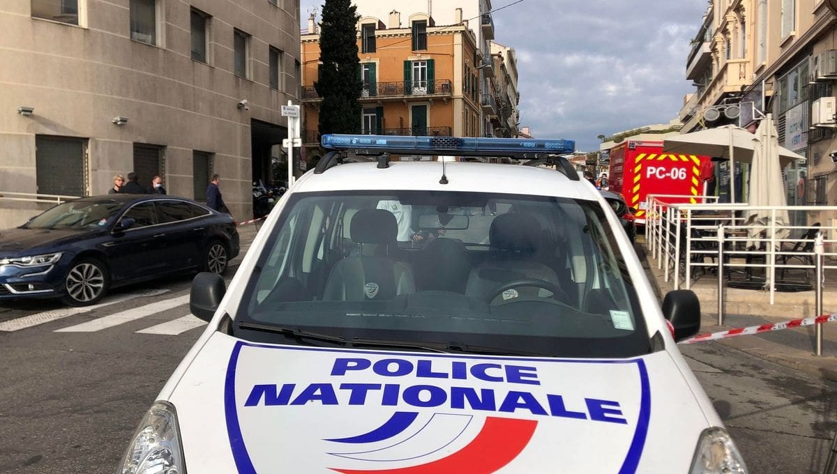 Un Marocain sous OQTF attaque des policiers au couteau à Cannes
