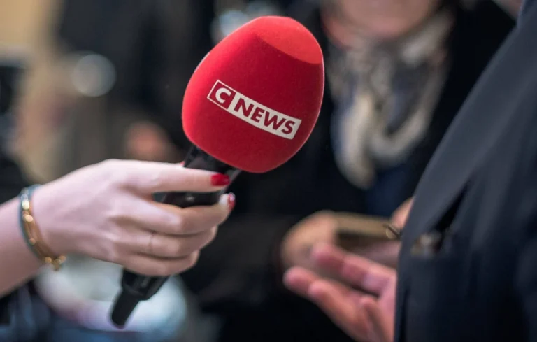 Violente agression d’un journaliste de CNews : la Gaîté Lyrique en plein chaos !